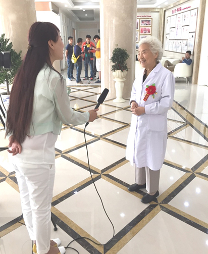 万焕忠教授荣聘“终身名誉院长” 北大不孕名医落户济宁